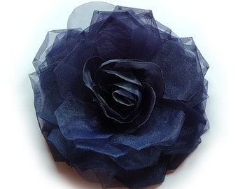 Broche de flores en tejido de organza de color azul oscuro.