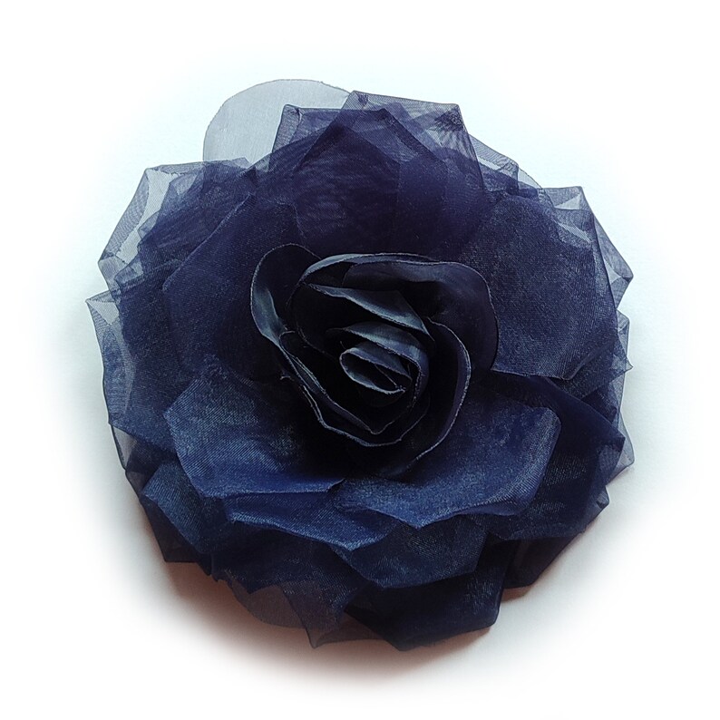 Broche de flores en tejido de organza de color azul oscuro. imagen 1