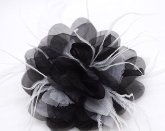 Spilla a fiore in organza bianco/nero. Piuma. (+4 colori)