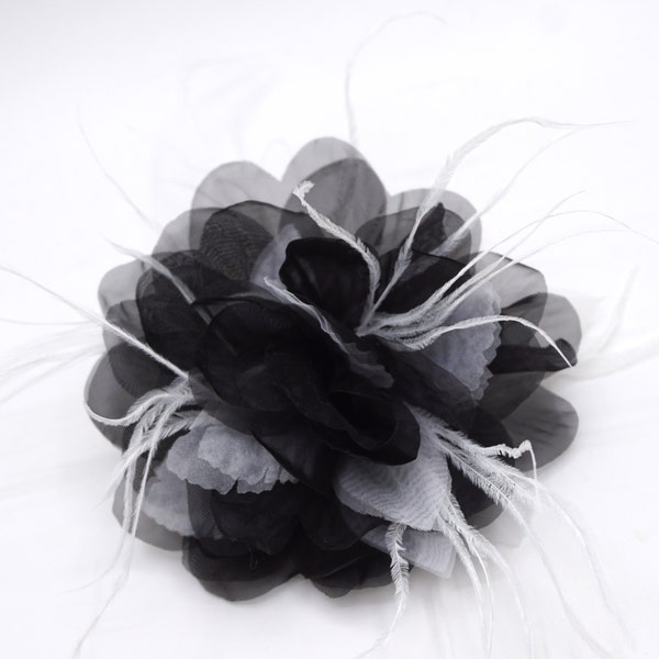 Broche fleur en organza noir/blanc. Plume. (+4 couleurs)