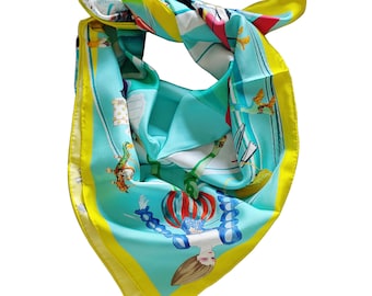 Bufanda cuadrada de 90 cm en sarga de seda. 4 colores (turquesa, azul claro, rosa, negro/blanco).