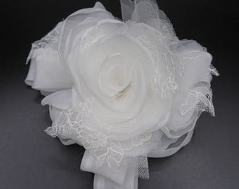 Broche floral de organza y encaje color marfil. Para un vestido de novia.