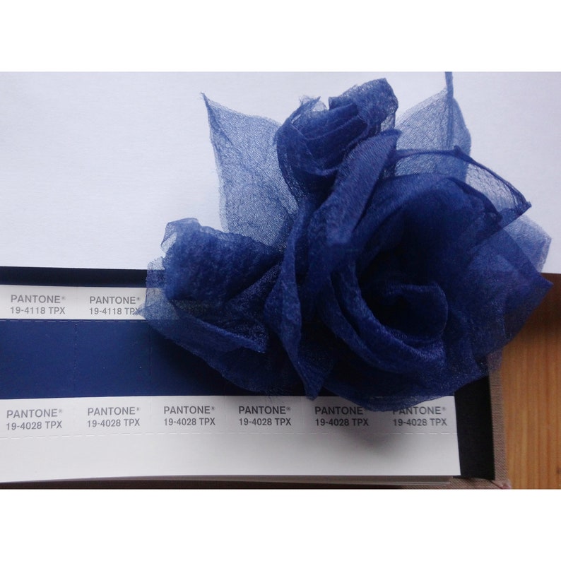 Broche fleur en mousseline. 2 couleurs bleu marine, noir. image 10
