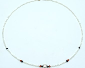 Collier perle l'eau douce, cornaline et agate noir. Petite poisson et attache argent 925/1000.