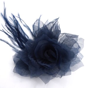 Broche fleur bleu foncé en organza et plume. image 2