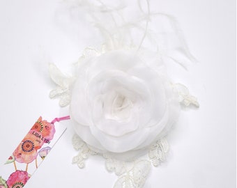 Broche mariage fleur blanche: organza, dentelle et plume.