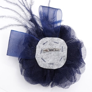 Broche fleur bleu foncé en organza et plume. image 6