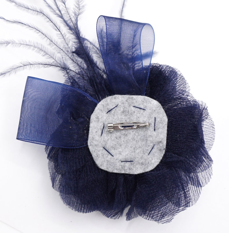 Broche flor azul oscuro en organza y pluma. imagen 6