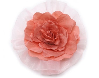 Broche de flores rosadas en tafetán y organza.