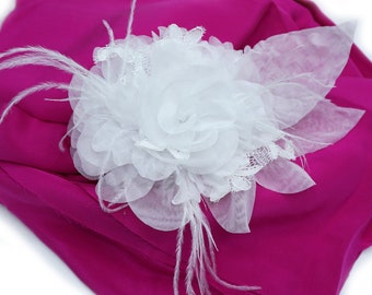 Spilla fiore bianco per abito da sposa: organza, tulle, piuma e pizzo.