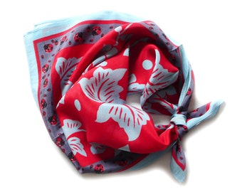 Pañuelo cuadrado de crepé 100% seda. 52 cm x 52 cm. Diseño: hibisco rojo, estampado.