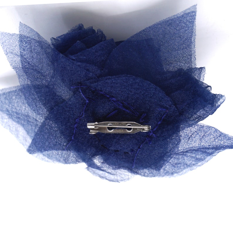Broche fleur en mousseline. 2 couleurs bleu marine, noir. image 3