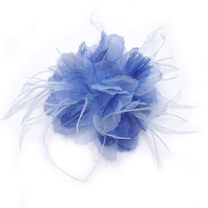 Broche fleur bleu en organza et plume. Bleu