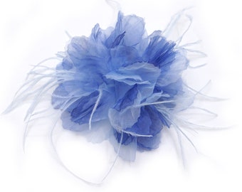 Spilla a forma di fiore blu in organza e piuma.