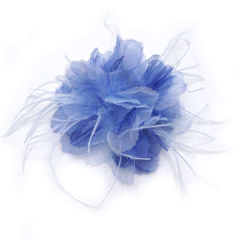 Broche flor azul en organza y pluma. imagen 1