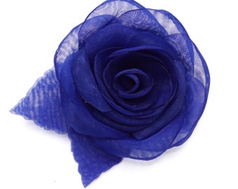Broche flor de organza, color azul marino.
