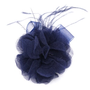 Broche fleur bleu foncé en organza et plume. Mousseline/Organza