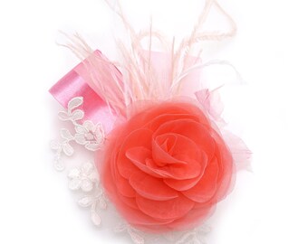 Broche Flor Rosa Claro en Tejido Organza, Encaje y Pluma.