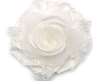 Broche de flor en satén, organza y encaje. Color marfil.