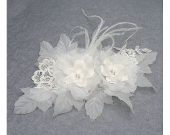 Broche de encaje floral para bodas: satén, organza y pluma. Color marfil. Bordado de cristal.