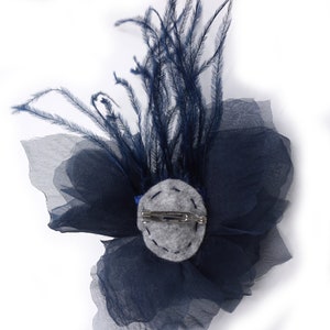 Broche fleur bleu foncé en organza et plume. image 4