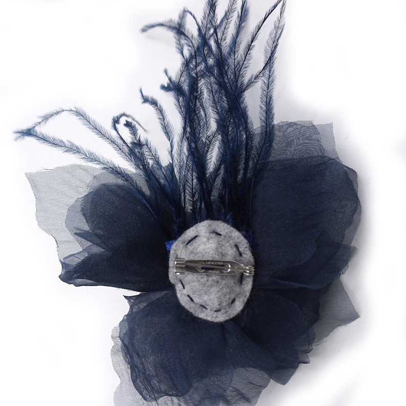 Broche flor azul oscuro en organza y pluma. imagen 4