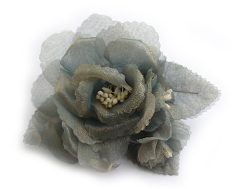 Broche de flor de organza, color gris.