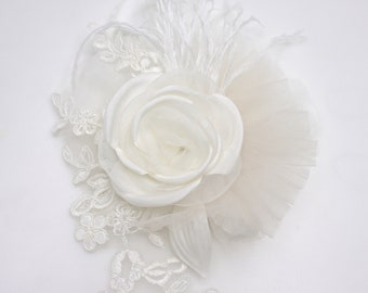 Broche de flor de boda marfil/beige, tafetán, organza, tul, encaje y pluma.