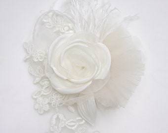 broche fleur mariage ivoire/beige, taffetas, organza, tulle, dentelle et plume.