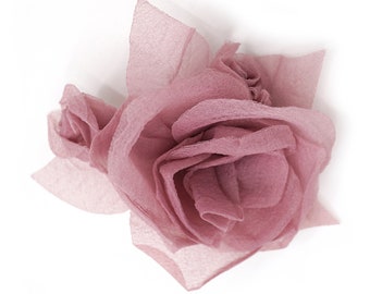 Broche de flor de gasa, color ciruela claro.