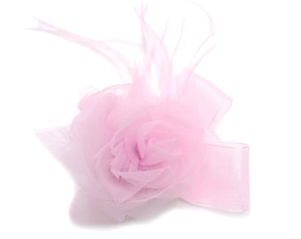 Broche fleur rose clair en tissu mousseline, plume et ruban organza.