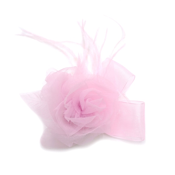 Broche fleur rose clair en tissu mousseline, plume et ruban organza.