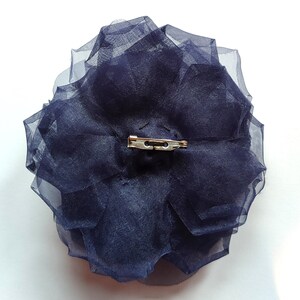 Broche fleur bleu foncé tissu en organza. image 2