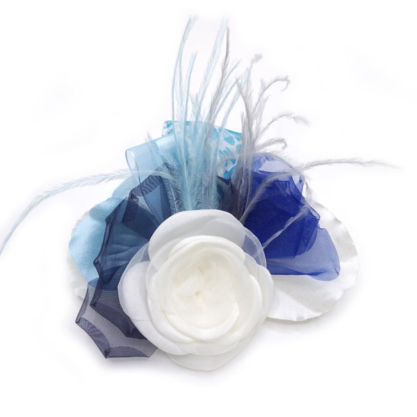 Broche fleur en organza, taffetas, plume et ruban. Couleur bleu et ivoire.