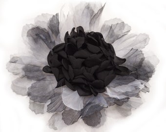 Spilla Royal Gaillarde, mussola e organza, 3 colori: nero/grigio, rosso, avorio/grigio.