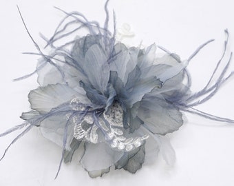 Broche fleur en organza, dentelle, plume. Couleur gris et ivoire.