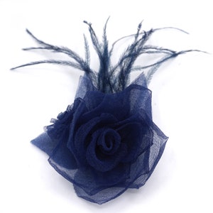 Broche fleur en mousseline. 2 couleurs bleu marine, noir. Bleu marine+plume
