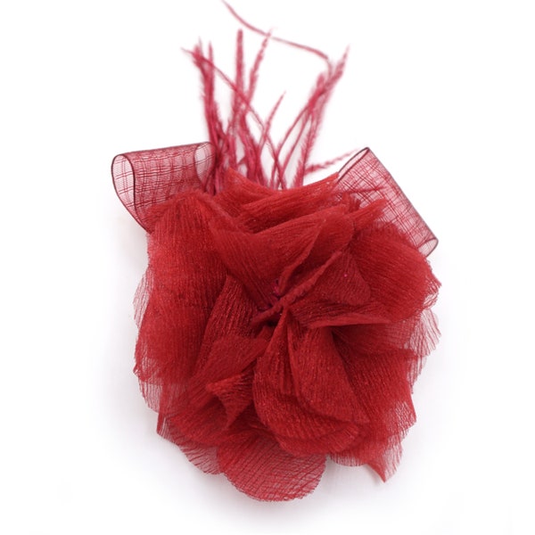 Broche fleur en tissu organza et plume, 7 couleurs: bordeaux, saumon clair, rose clair, gris, bleu foncé, noir, blanc.