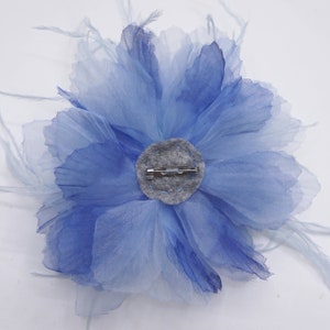 Spilla fiore blu in organza e piuma. immagine 4