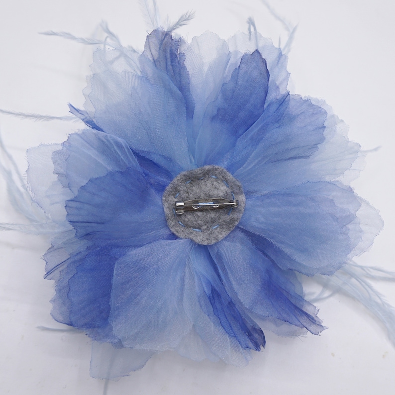 Broche flor azul en organza y pluma. imagen 4