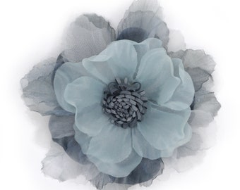 Broche de flores de organza y raso, 3 colores (gris azul, blanco, gris).