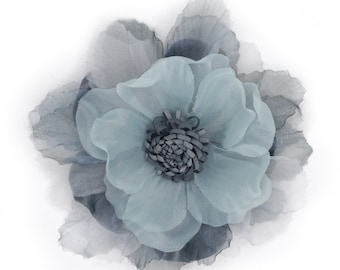 Broche de flor de organza y raso, 3 colores (gris azulado, blanco, gris).