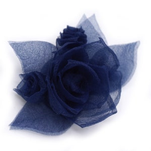 Broche fleur en mousseline. 2 couleurs bleu marine, noir. Bleu marine