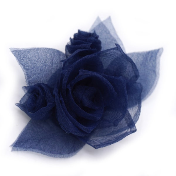 Broche fleur en mousseline. 2 couleurs (bleu marine, noir).