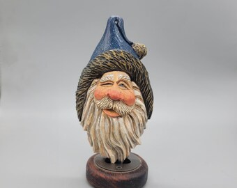 Sculpture sur bois - Père Noël en bois sculpté avec décoration de sapin de Noël chapeau bleu - Sculpté et peint à la main - Noël - Menuisiers artisanaux