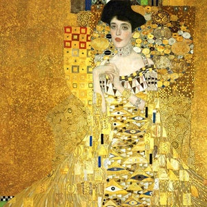 Puede incluir: Un retrato de una mujer con un vestido dorado con un patrón geométrico. El fondo es un diseño abstracto dorado y amarillo.
