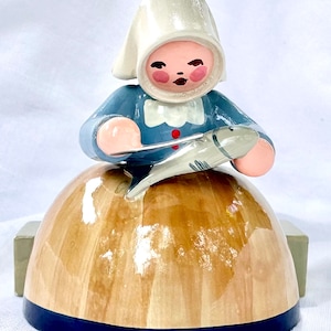 Erzgebirge Woman Fish Monger Figure From Wendt & Kühn