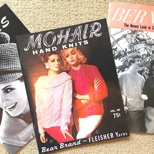 Puede incluir: Tres libros de patrones de tejido vintage. El primer libro se titula "Hats" y presenta una foto en blanco y negro de una mujer con un gorro de ganchillo. El segundo libro se titula "Mohair Hand Knits" y presenta una foto en color de dos mujeres con suéteres rosa y rojo. El tercer libro se titula "Bernat" y presenta una foto en blanco y negro de dos mujeres con suéteres. El texto del libro dice "The Newer Look in Sweaters, Jackets and ..." y "Vol. 68 75c".