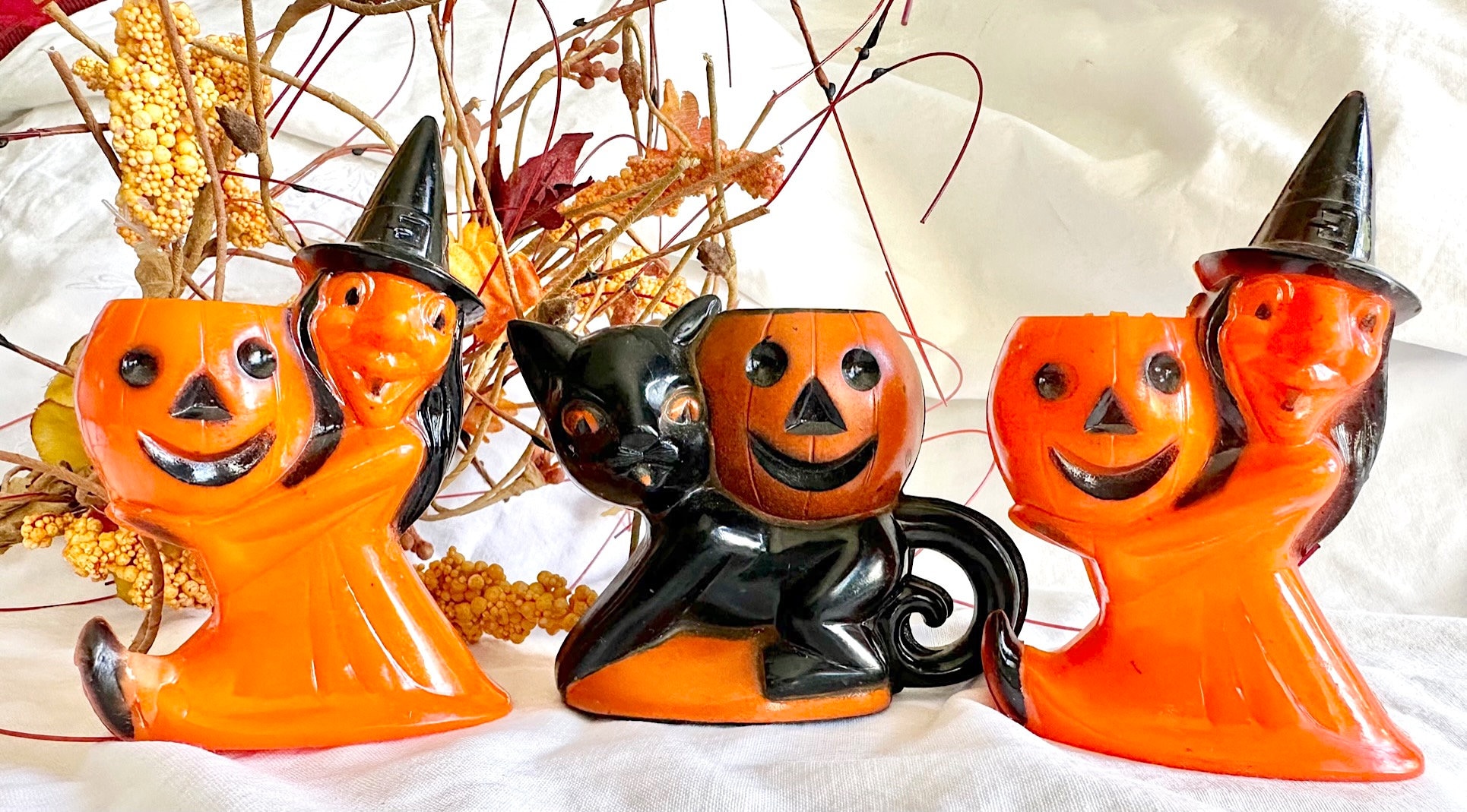 Rosbro Walking Witches & Cat Holding A Jack-o-lantern Candy Holder
