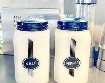 Salero y pimentero de vidrio opalino para encimera de la compañía McKee Glass.